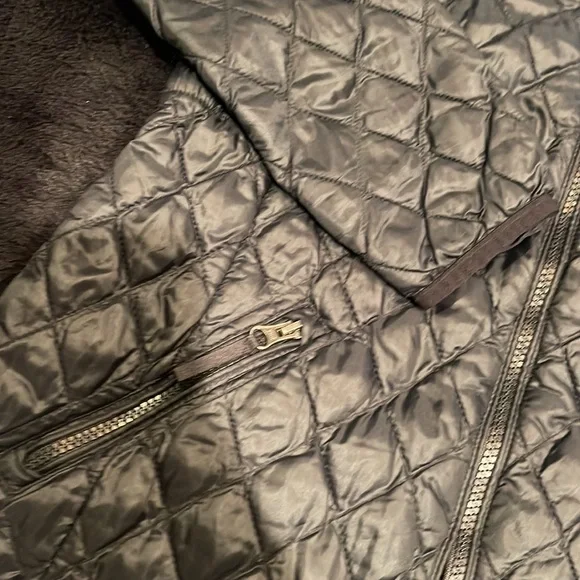 Great condition girls size XL(18) The North face 3/4 black quilt coat
